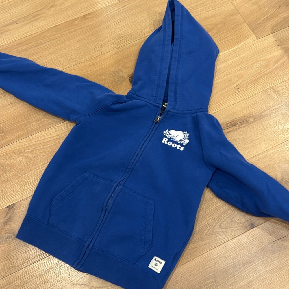 Roots kids zip up hoodie.
Size medium, 7-8 yrs
Gently used and has been washed